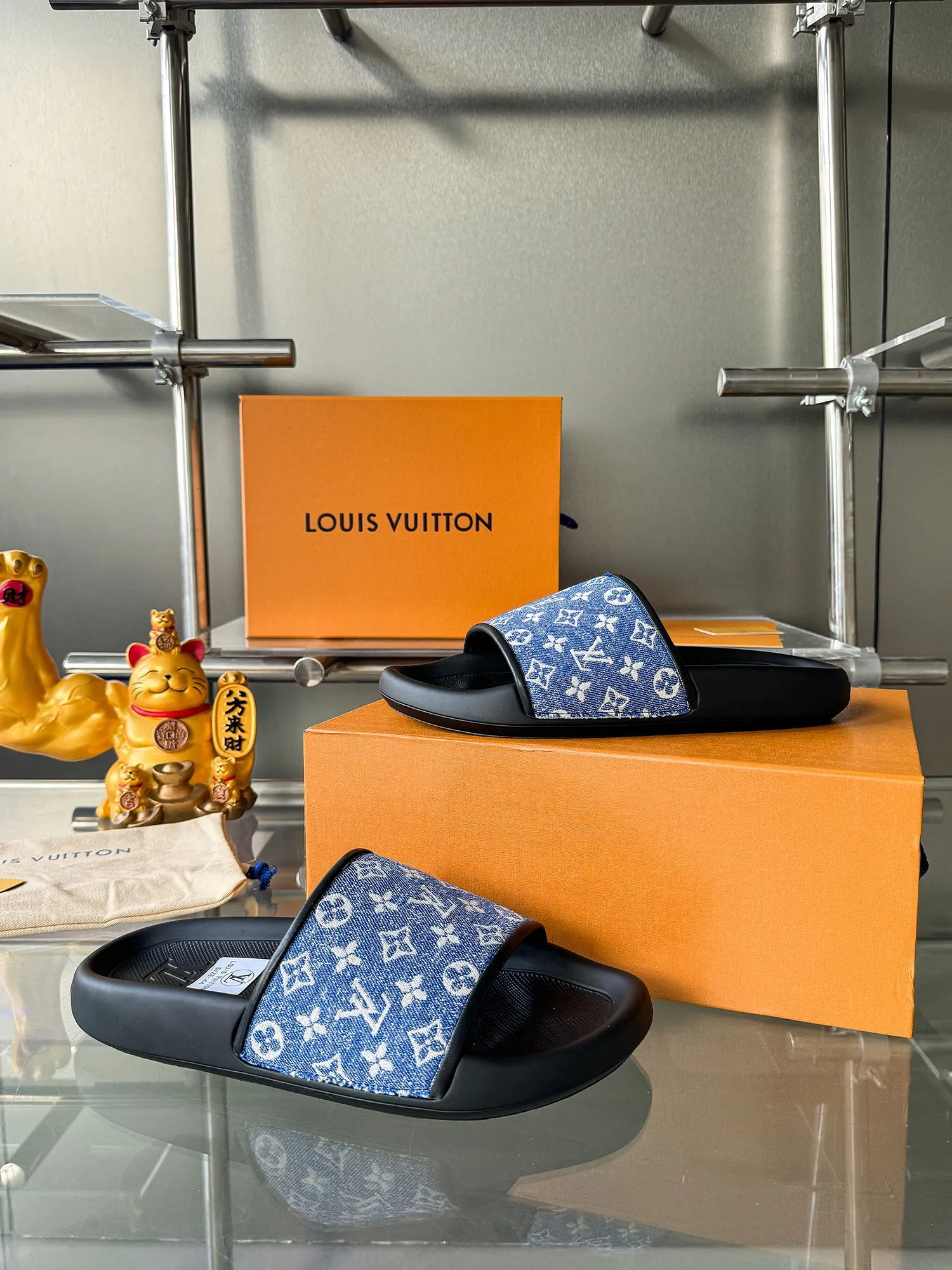 [L Home] P: 300💰 ▪️Shoe size: Women's 35-40 Men's 38-46▪️Packaging: Counter top quality~original packaging Louis Vuitton lv couple's monogram embossed slippers This season, Waterfront sandals return with a new look, and the upper buckle is embossed with Louis Vuitton's iconic Monogram pattern. Made of waterproof rubber with a comfortable and resilient insole. The lightweight, flexible outsole is embossed with the Louis Vuitton logo. Exquisitely packaged at the delivery counter 🛍📦 ▪️Fabric: Original molded rubber foam ▪️Sole: Original molded rubber foam outsole ▪️Sole thickness: 3CM.